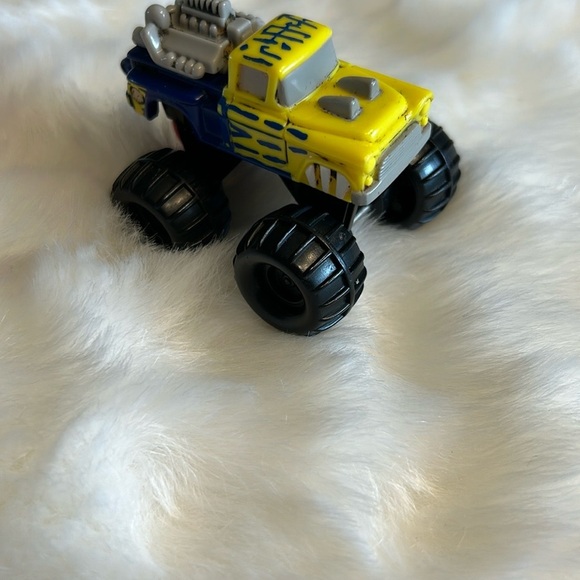 HOTWHEEL Monster truck ,Attack Pack Slaughter jaws
Monster truck 3”x2” - Picture 3 of 8